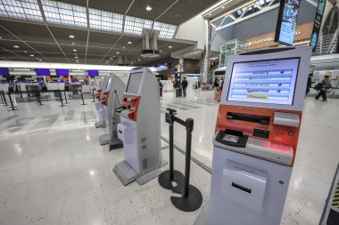 10 Aralık 2024 bir havaalanı terminalinde, yolculara