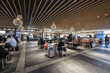 10 Aralık 2024 Çağdaş tavan tasarımlı şık bir yemek salonu.