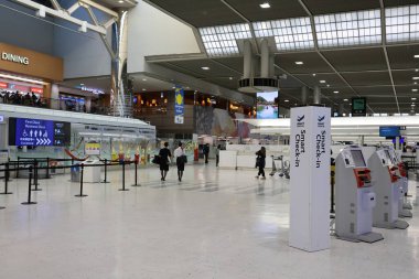 10 Aralık 2024 ferah, çağdaş havaalanı kontrol gişesi terminali gezginleri tamamlıyor