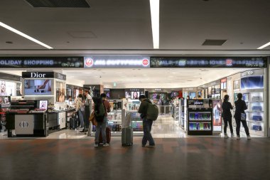 10 Aralık 2024 havaalanı terminali geniş bir koridorda hareket eden gezginleri gösteriyor.