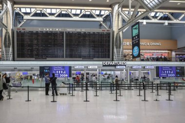 10 Aralık 2024 Havaalanı Terminali, bilet gişelerinde yolcuları var.