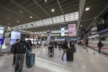 10 Aralık 2024 Havaalanı Terminali, bilet gişelerinde yolcuları var.