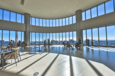 9 Aralık 2024 Katlı bir kentsel gözlem güvertesinin geniş açılı görünümü-