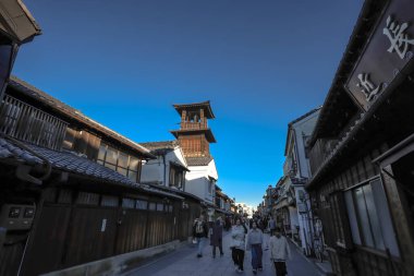 9 Aralık 2024 Parlak Mavi Gökyüzüne Karşı Geleneksel Tahta Çan Kulesi