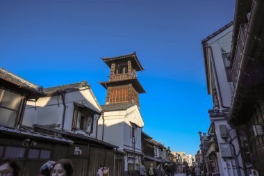 9 Aralık 2024 Parlak Mavi Gökyüzüne Karşı Geleneksel Tahta Çan Kulesi