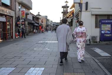 9 Aralık 2024 Geleneksel kimono tarihi bina arasında geziniyor