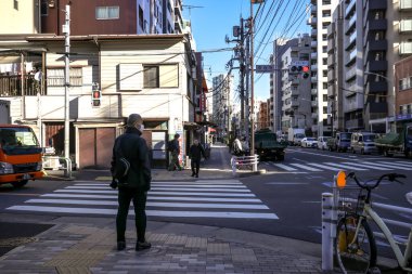 Yaya geçidi Sahnesi, 6 Aralık 2024 Yayalar ve Konut Mimarisi