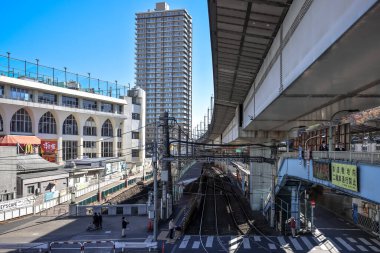 6 Aralık 2024 Vibrant şehir manzarası Araba trafiği olan bir cadde,