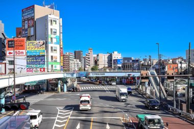 6 Aralık 2024 kesişme noktasında çeşitli binalarla canlı şehir hayatı sergileniyor.,