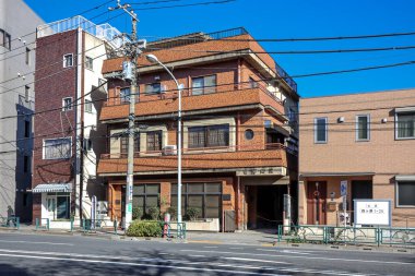 6 Aralık 2024 Tuğladan yapılmış çok katmanlı çok katmanlı güzel bir şehir caddesi