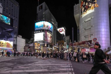8 Aralık 2024 Renkli neon ışıklı hareketli caddenin hareketli şehir gece görüntüsü,