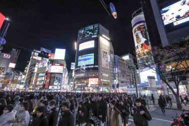 8 Aralık 2024 Aydınlatılmış bir şehir kavşağını gösteriyor
