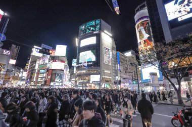 8 Aralık 2024 Aydınlatılmış bir şehir kavşağını gösteriyor