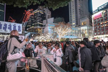 8 Aralık 2024 Lively City kavşağı gece aydınlandı. Meşgul sokaklar dolu