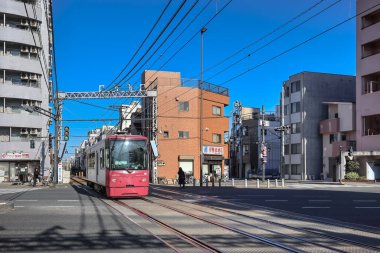 6 Aralık 2024 Canlı bir şehir ortamında kırmızı tramvay