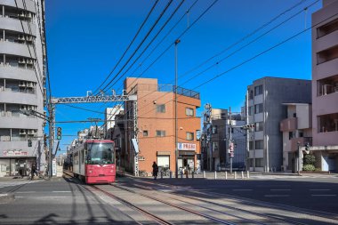 6 Aralık 2024 Canlı bir şehir ortamında kırmızı tramvay