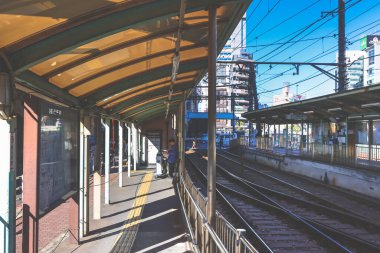 6 Aralık 2024 Banklar, zaman çizelgeleri ve gölgelerle aydınlık otobüs durağı