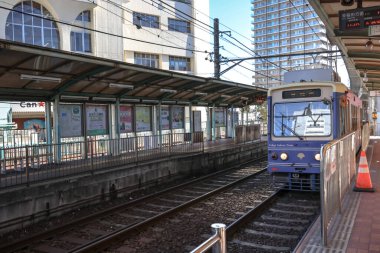 Endüstriyel metal yapılara sahip 6 Aralık 2024 şehir tren istasyonu platformu