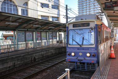 Endüstriyel metal yapılara sahip 6 Aralık 2024 şehir tren istasyonu platformu