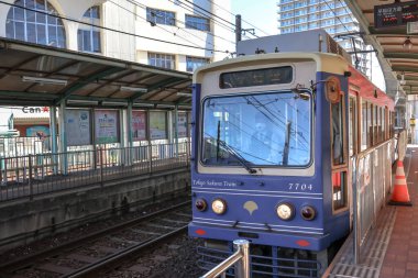 Endüstriyel metal yapılara sahip 6 Aralık 2024 şehir tren istasyonu platformu