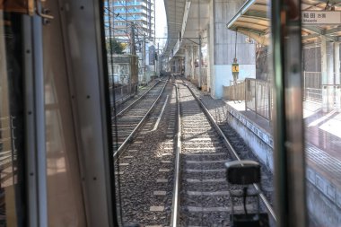 6 Aralık 2024 Tren yolu ve şehir istasyonuna bakan bir kulübede.