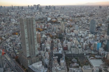 6 Aralık 2024 hava görüntüsü gökdelenleri olan hareketli bir şehrin genişliğini ortaya çıkarıyor.