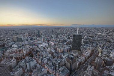 6 Aralık 2024 Alacakaranlıkta hareketli bir şehir manzarasının nefes kesici hava manzarası