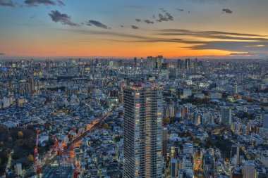 6 Aralık 2024 gökdelenleri, binaları ve canlı günbatımıyla gökyüzü,