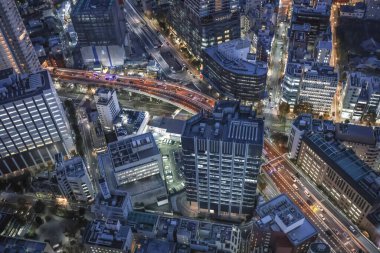 Gece 6 Aralık 2024, aydınlık gökdelenlerin sergilendiği şehir.