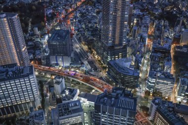 Gece 6 Aralık 2024, aydınlık gökdelenlerin sergilendiği şehir.