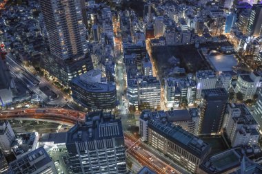 Gece 6 Aralık 2024, aydınlık gökdelenlerin sergilendiği şehir.