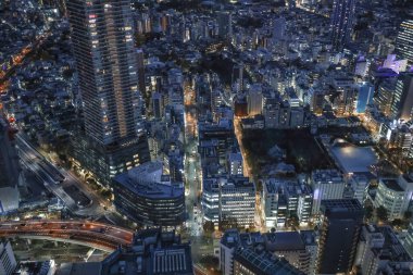 Gece 6 Aralık 2024, aydınlık gökdelenlerin sergilendiği şehir.