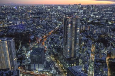 Gece 6 Aralık 2024, aydınlık gökdelenlerin sergilendiği şehir.