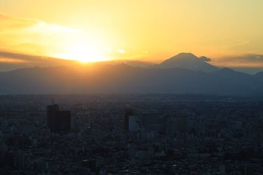 6 Aralık 2024 Şehir silueti ve dağ manzaralı güzel bir gün batımı manzarası