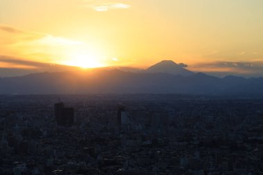 6 Aralık 2024 Şehir silueti ve dağ manzaralı güzel bir gün batımı manzarası