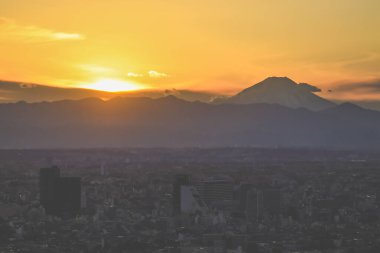 6 Aralık 2024 Şehir silueti ve dağ manzaralı güzel bir gün batımı manzarası