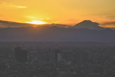 6 Aralık 2024 Şehir silueti ve dağ manzaralı güzel bir gün batımı manzarası