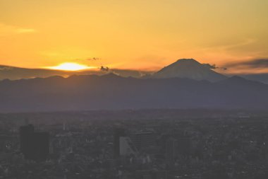 6 Aralık 2024 Şehir silueti ve dağ manzaralı güzel bir gün batımı manzarası