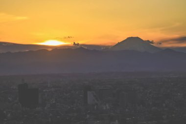 6 Aralık 2024 Şehir silueti ve dağ manzaralı güzel bir gün batımı manzarası