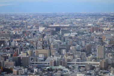 6 Aralık 2024 Modern yapıları vurgulayan bir şehir manzarası görüntüsü