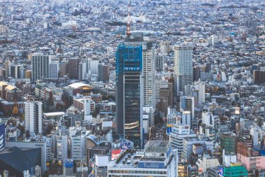 6 Aralık 2024 Yüksek binaların yer aldığı bir şehir manzarasının ayrıntılı görüntüsü,