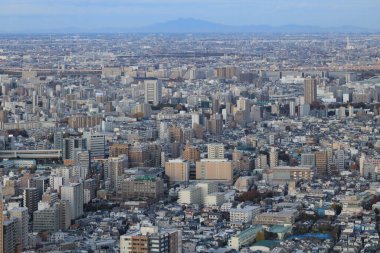 6 Aralık 2024 yoğun nüfuslu kentsel alanda yüksek modern binalar sergileniyor.