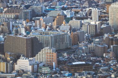 6 Aralık 2024 yoğun nüfuslu kentsel alanda yüksek modern binalar sergileniyor.