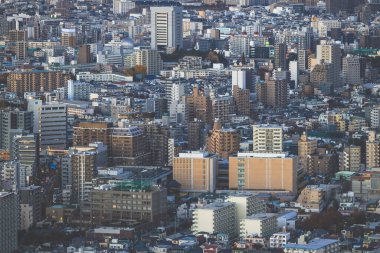 6 Aralık 2024 yoğun nüfuslu kentsel alanda yüksek modern binalar sergileniyor.