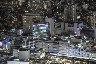 6 Aralık 2024 Canlı şehir manzaralı aydınlık binalar ve parlayan bir çatı