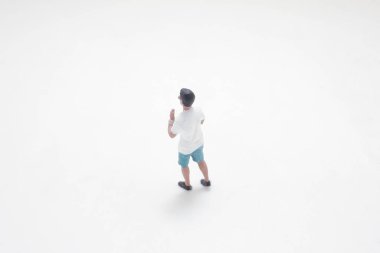 Basit beyaz bir arkaplanda duran bir kişi gösterilir