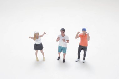 Üç detaylı minyatür figür neşe ve enerji ifade ediyor