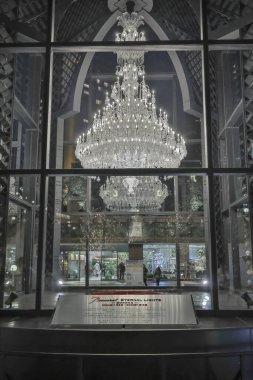 7 Aralık 2024 Karmaşık bir kristal avize Karanlık bir iç mekanda parlıyor