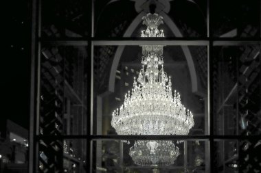 7 Aralık 2024 Karmaşık bir kristal avize Karanlık bir iç mekanda parlıyor