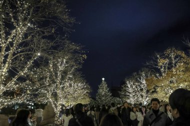 7 Aralık 2024 'te eğlenen neşeli bir kalabalığın gece fotoğrafı.